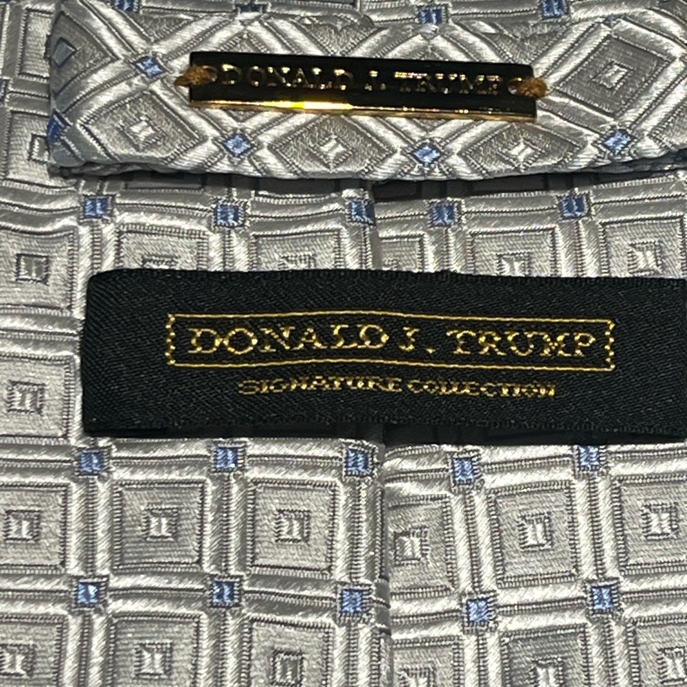 Donald Trump Signature Collection Tie; 100% silk. Like new condition.